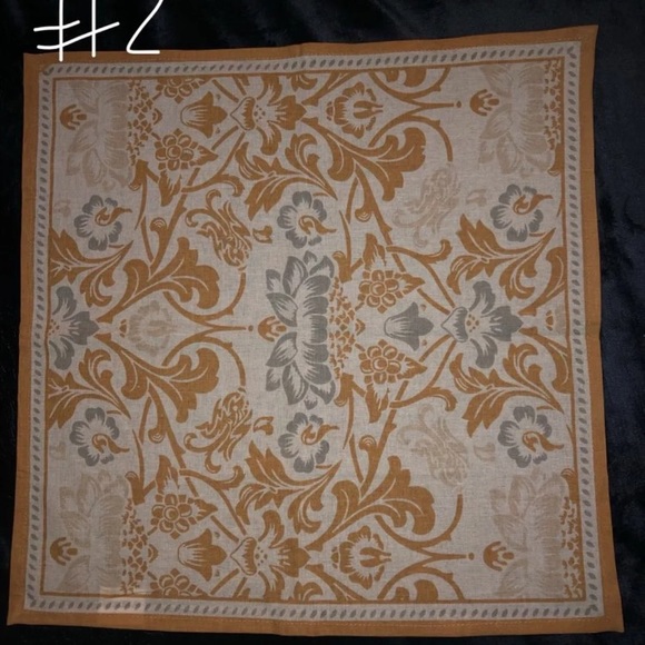 4 sets of table napkins - Picture 3 of 5